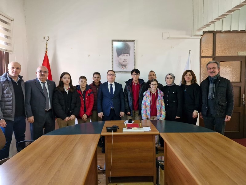 Kaymakamımız Dr. İsmail Altan DEMİRAYAK Mevlana Ortaokulu Müdürü, Müdür Yardımcısı, ERESMUS projesine katılacak öğretmen ve öğrencileri kabul etti.