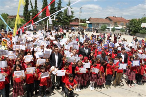 Kaymakamımız Sayın Dr. İsmail Altan Demirayak,  öğrencilerimizin karne heyecanına ortak oldu.