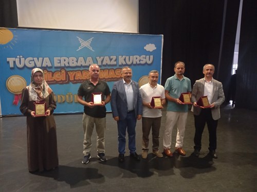 Yaz kursu öğrencilerine bilgi yarışması ödül töreni düzenledi.